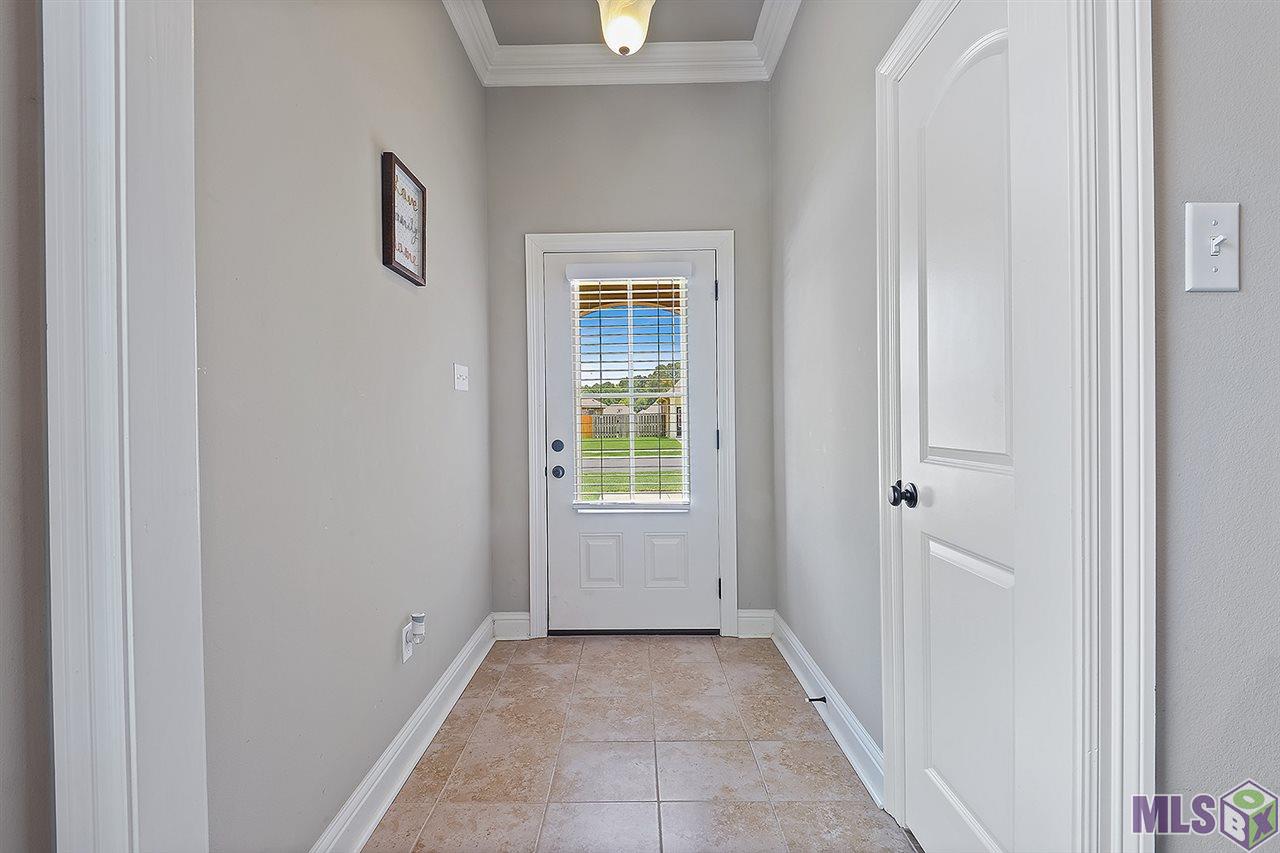 9036 Falling Oak Drive Baton Rouge, LA 70817 - Photo 10 of 21 Entry hallway