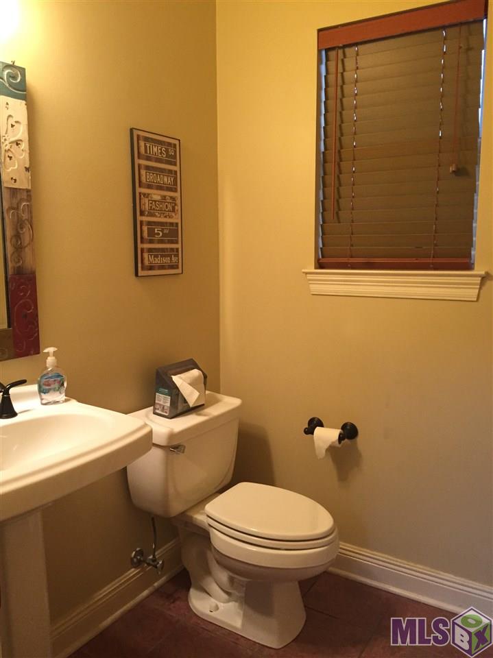 10535 Ridgebrook Avenue Baton Rouge, LA 70809 - Photo 14 of 17 Half Bathroom