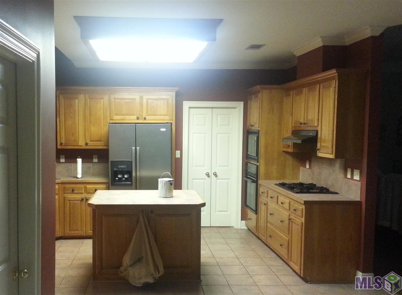 10535 Ridgebrook Avenue Baton Rouge, LA 70809 - Photo 5 of 17 Kitchen before remodel