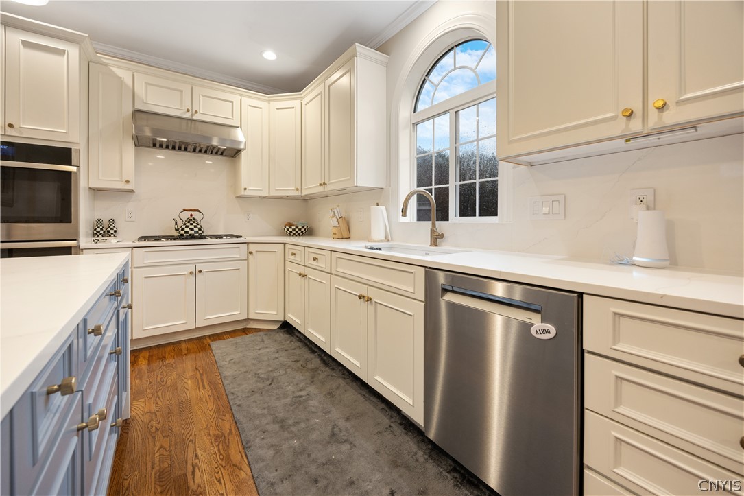6198 Rossiter Road De Witt, NY 13078 - Photo 9 of 50 Kitchen with updated feature, and large island
