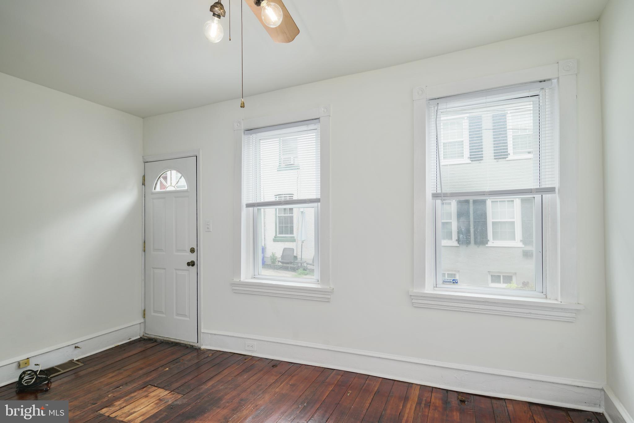 342 Carson Street Philadelphia, PA 19128 - Photo 3 of 18 Living Room