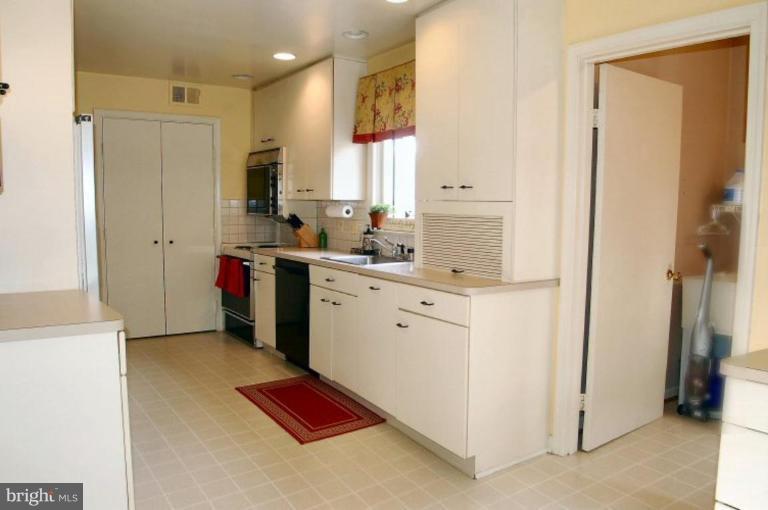 11819 Prestwick Road Potomac, MD 20854 - Photo 3 of 26 Kitchen