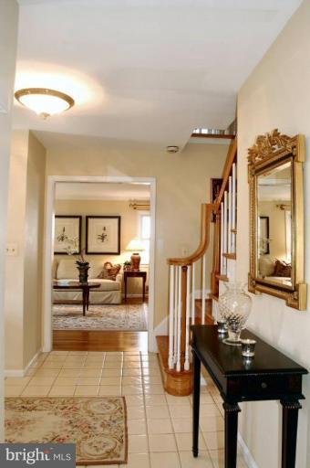 11819 Prestwick Road Potomac, MD 20854 - Photo 8 of 26 Hall/Foyer