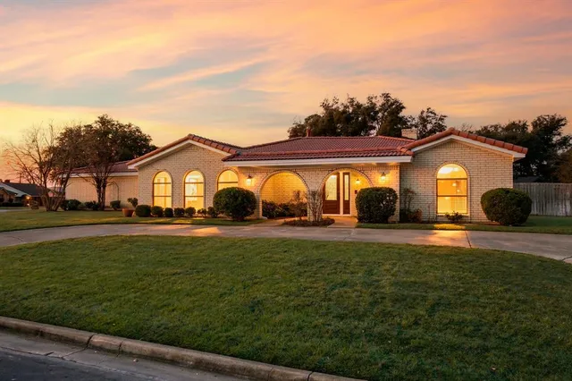 $459,900 | 137 East Louella Drive, Hurst, TX 76054