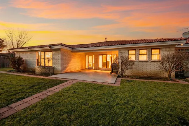 $459,900 | 137 East Louella Drive, Hurst, TX 76054