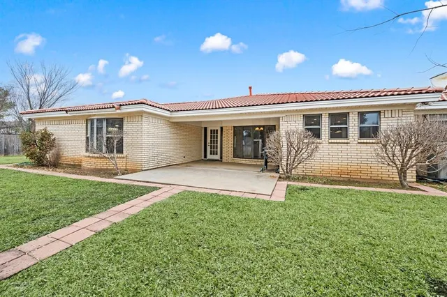 $459,900 | 137 East Louella Drive, Hurst, TX 76054