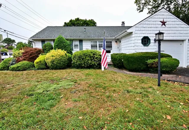 $699,000 | 3 Brook Drive, Valley Stream, NY 11581