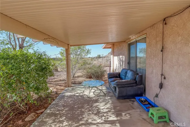 a view of a house with backyard and plants