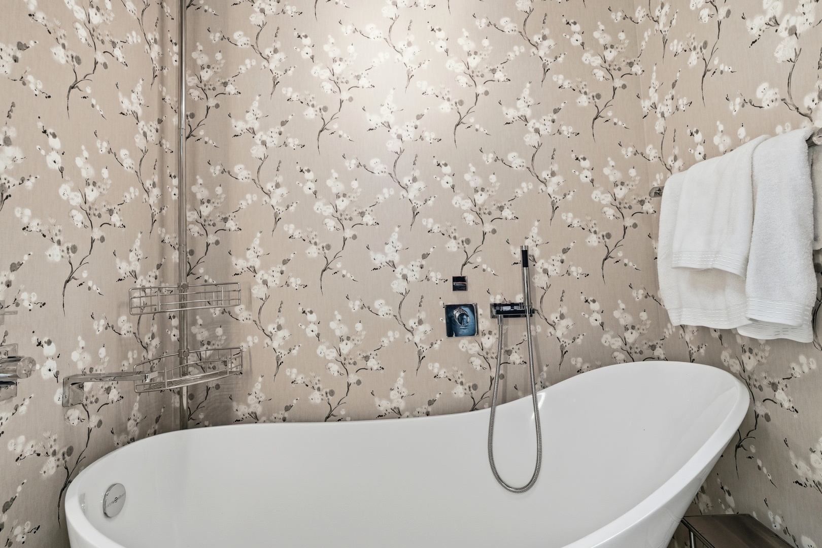 161 East Chicago Avenue, Unit 53A Chicago, IL 60611 - Photo 29 of 47 a bathroom with a bathtub and a sink