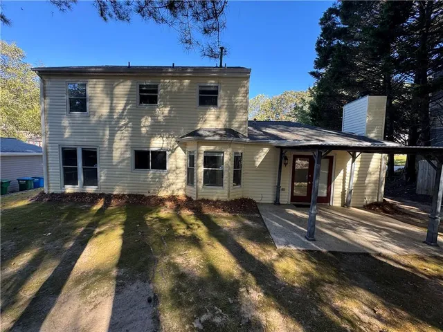 a view of a house with a yard