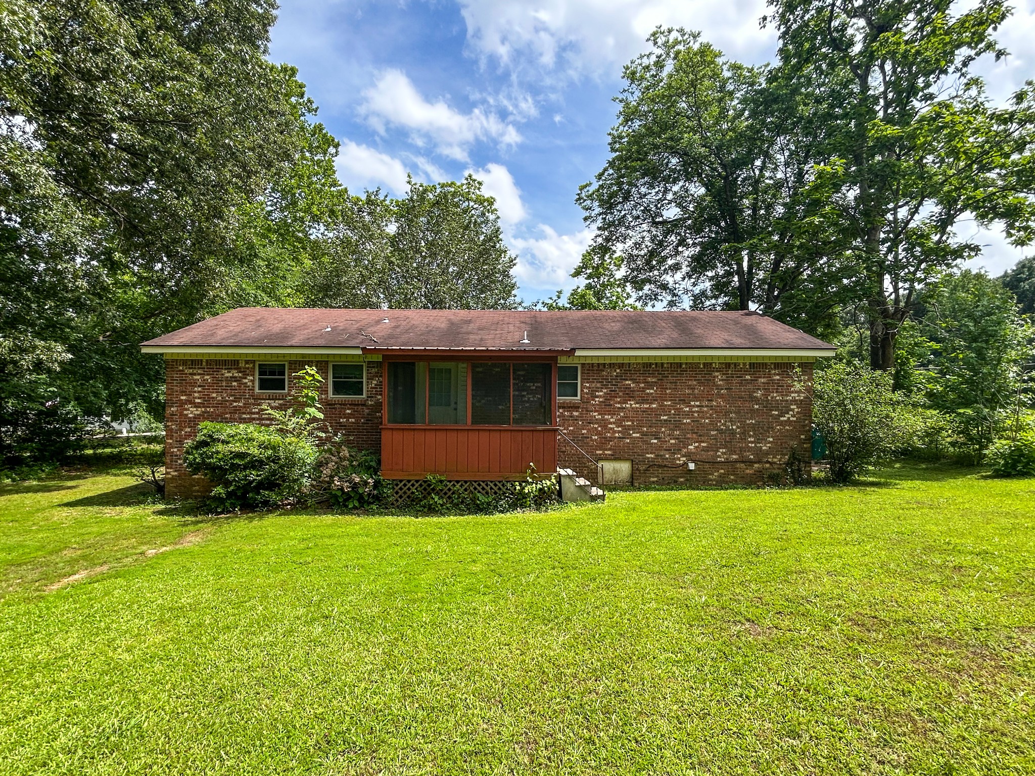181 Jones Street Huntingdon, TN 38344 - Photo 5 of 21 a front view of a house with a yard