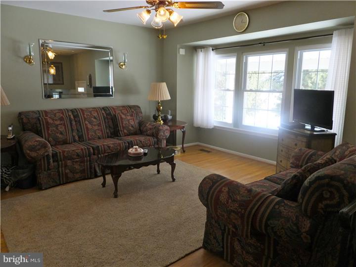 914 Davisville Road Warminster, PA 18974 - Photo 4 of 25 Living Room