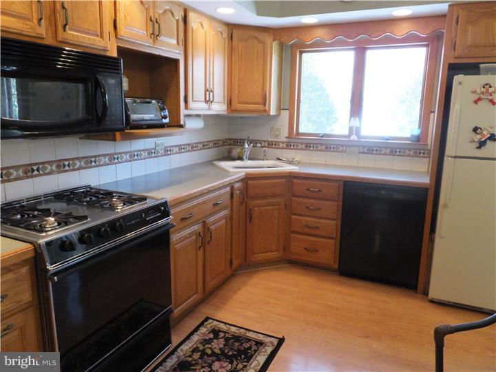914 Davisville Road Warminster, PA 18974 - Photo 8 of 25 Kitchen