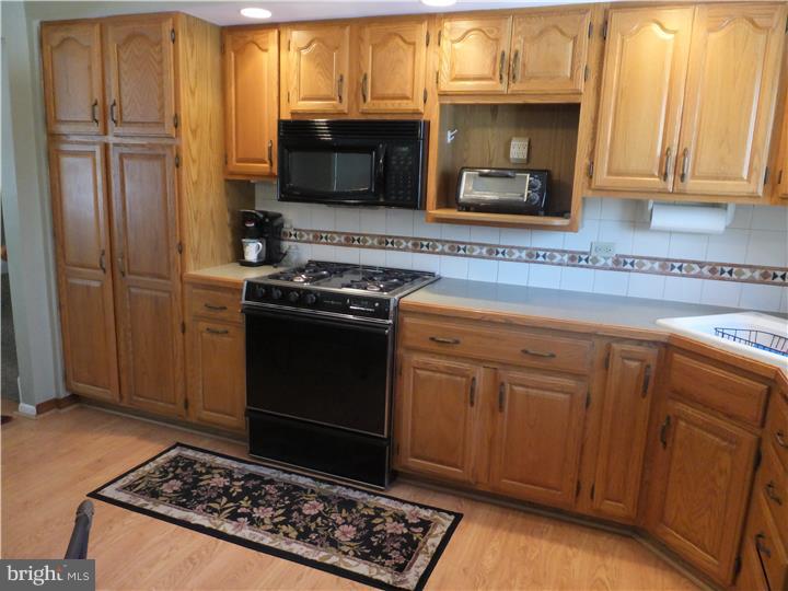 914 Davisville Road Warminster, PA 18974 - Photo 10 of 25 Kitchen