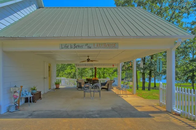 a view of a back yard