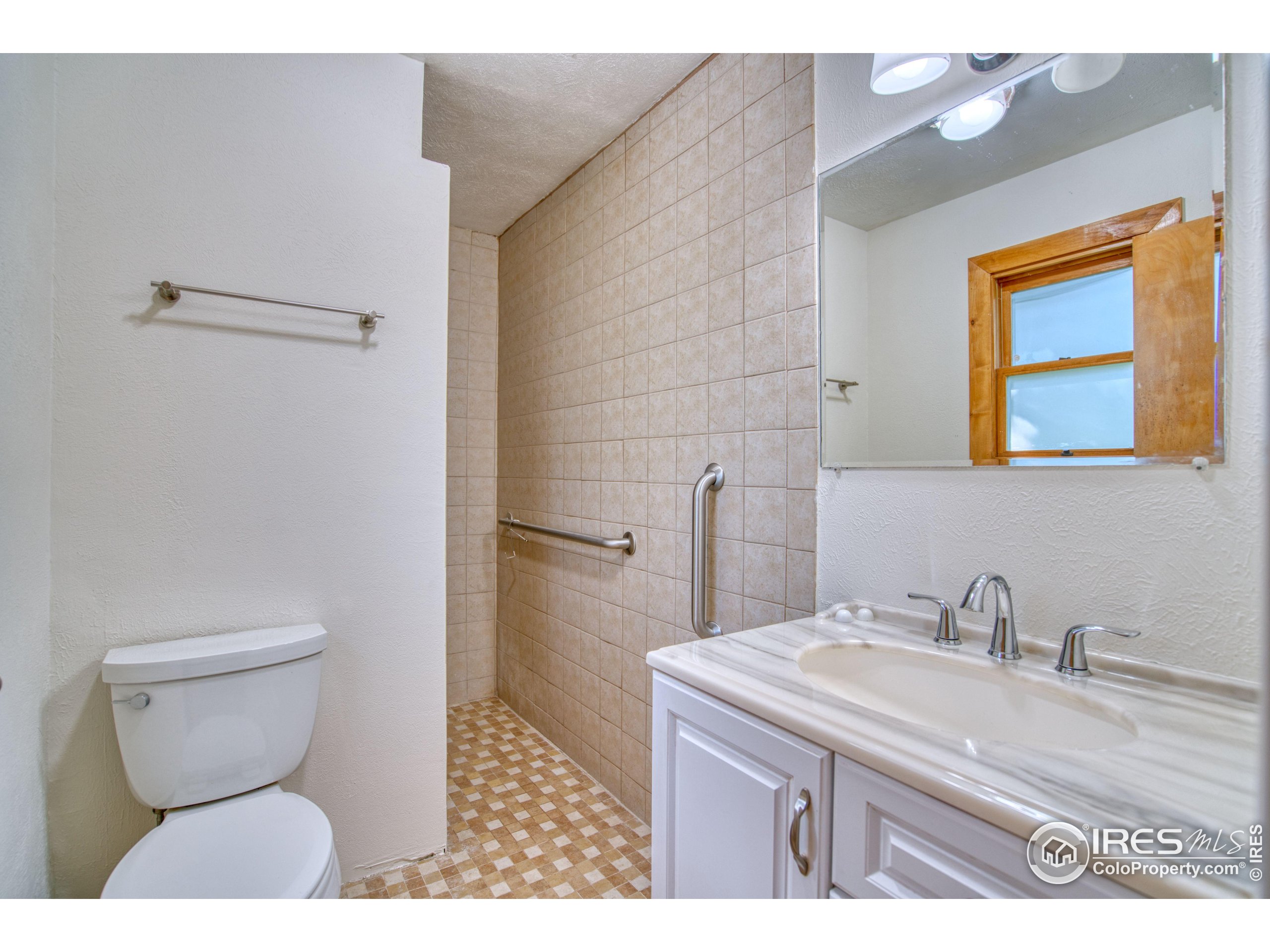 5511 Pioneer Road Boulder, CO 80301 - Photo 20 of 28 a bathroom with a sink a toilet and shower