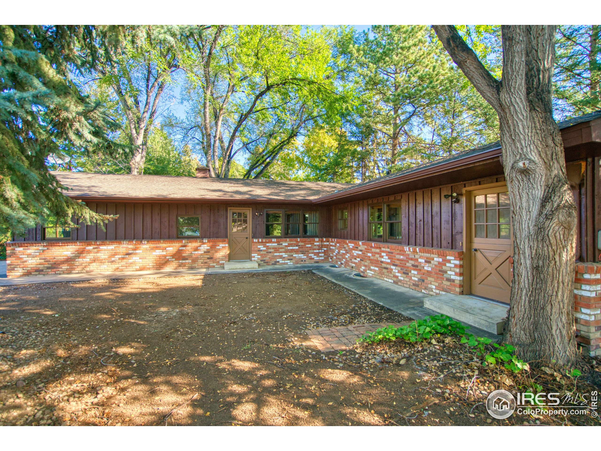 5511 Pioneer Road Boulder, CO 80301 - Photo 2 of 28 a front view of a house with garden