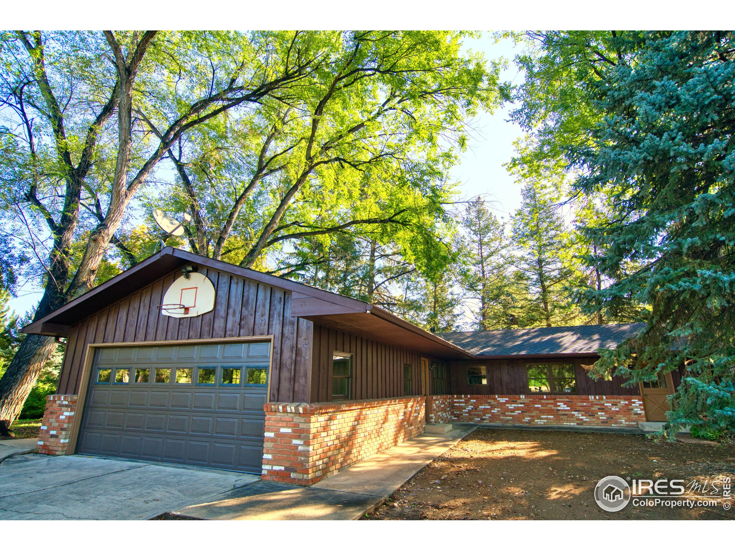 5511 Pioneer Road Boulder, CO 80301 - Photo 3 of 28 a front view of a house with a yard