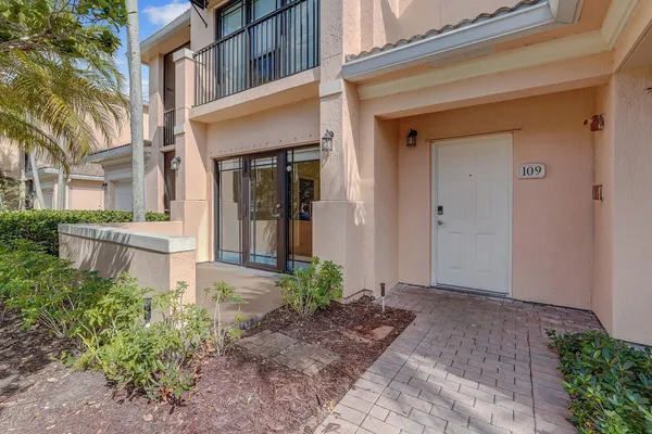 $2,600 | 2916 Tuscany Court, Unit 109, Palm Beach Gardens, FL 33410