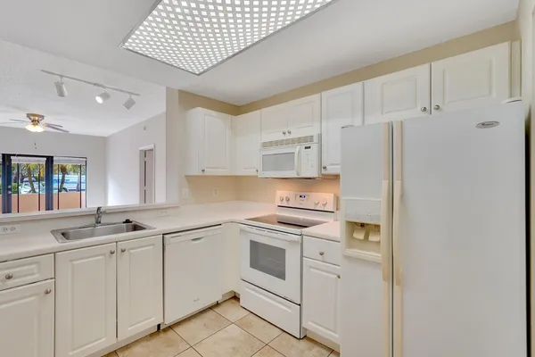 $2,600 | 2916 Tuscany Court, Unit 109, Palm Beach Gardens, FL 33410