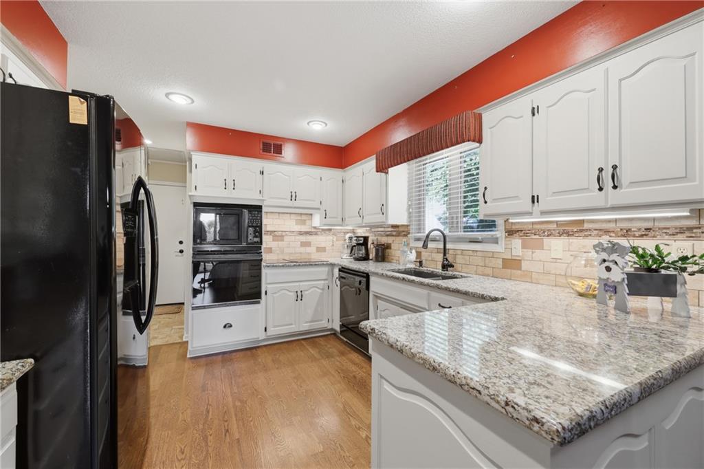 7861 West 118th Terrace Overland Park, KS 66210 - Photo 8 of 37