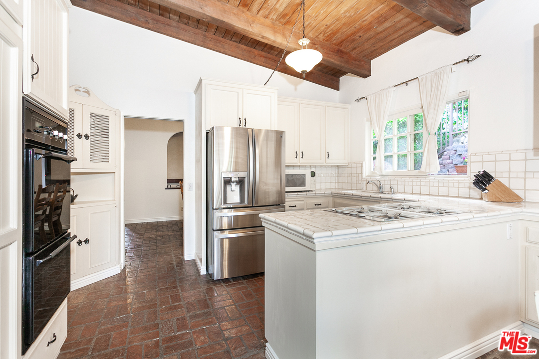 9265 Thrush Way Los Angeles, CA 90069 - Photo 14 of 36