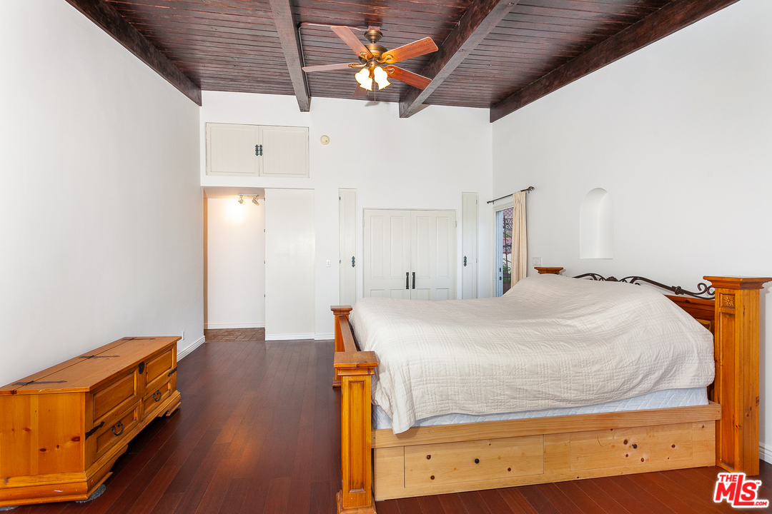 9265 Thrush Way Los Angeles, CA 90069 - Photo 22 of 36