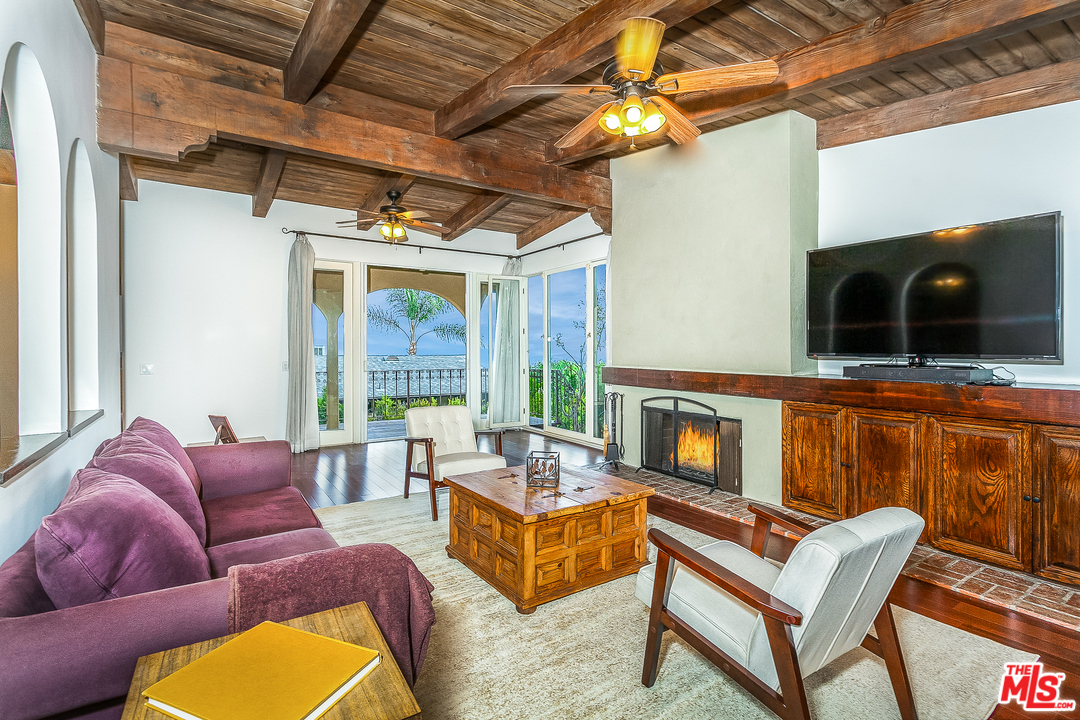 9265 Thrush Way Los Angeles, CA 90069 - Photo 8 of 36