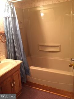 1522 Burnfield Road Baltimore, MD 21237 - Photo 18 of 20 a bathroom with a bathtub