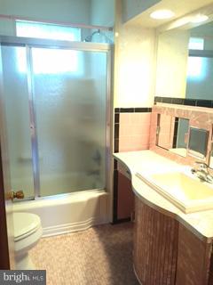 1522 Burnfield Road Baltimore, MD 21237 - Photo 6 of 20 a bathroom with a bathtub and a shower
