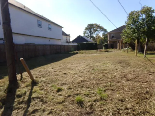a view of backyard of the house