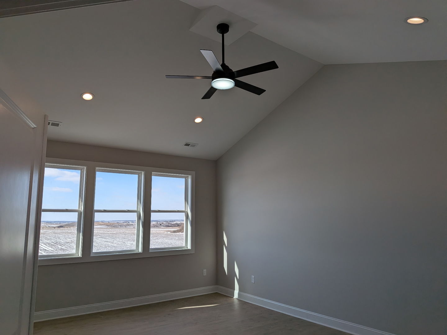 675 South Regulators Street Rochelle, IL 61068 - Photo 22 of 26 an empty room with a window and ceiling fan