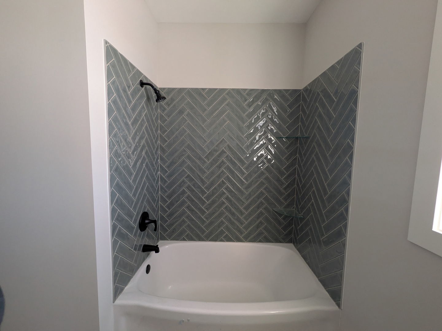 675 South Regulators Street Rochelle, IL 61068 - Photo 23 of 26 a bathroom with a bathtub