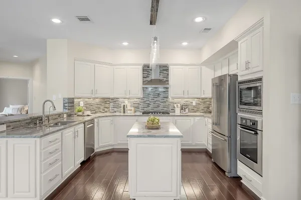 $885,000 | 58 Candle Pine Place, The Woodlands, TX 77381