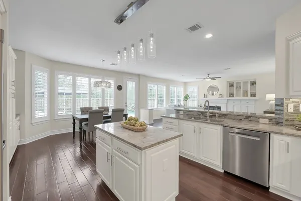 $885,000 | 58 Candle Pine Place, The Woodlands, TX 77381