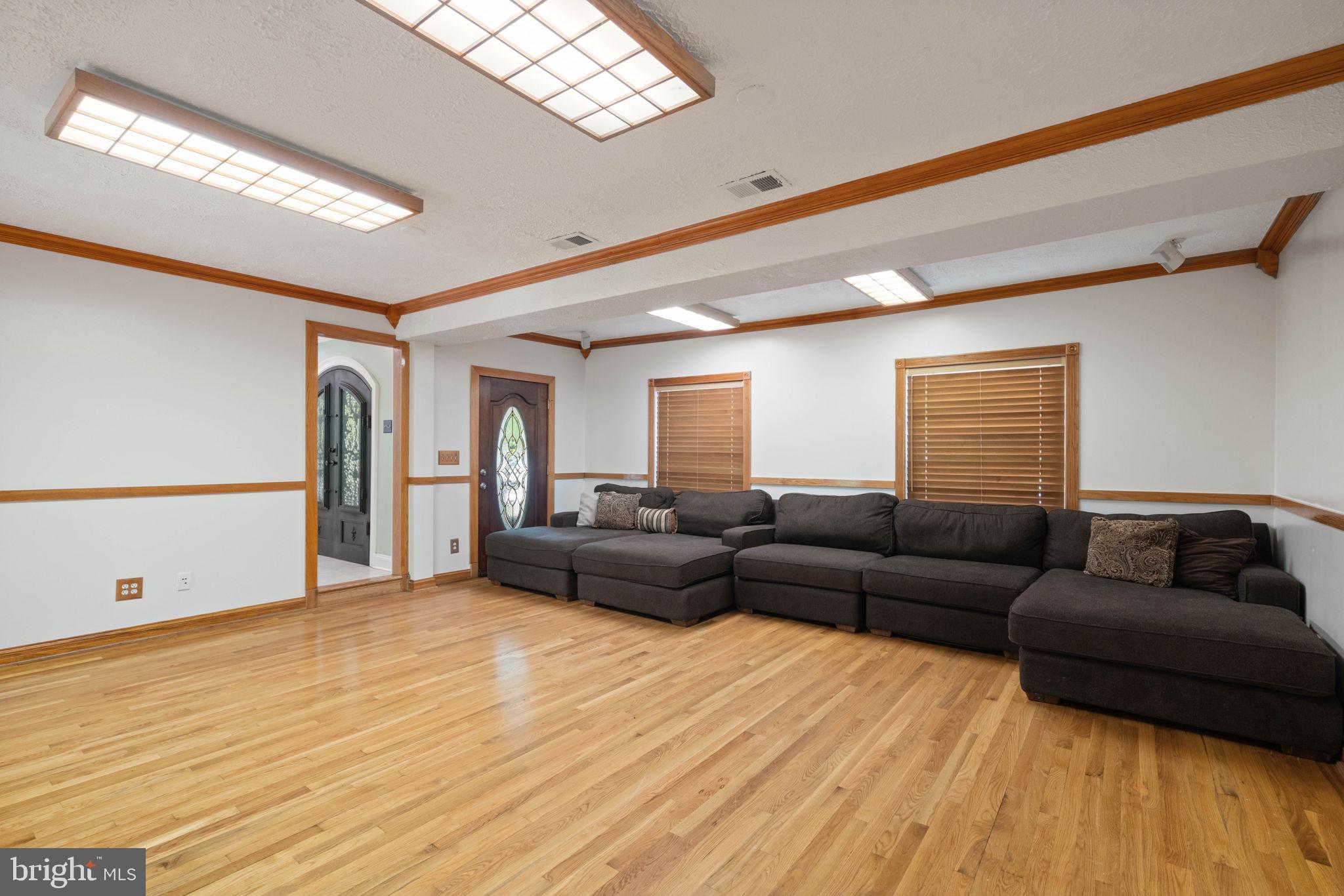 12522 Spring Drive Manassas, VA 20112 - Photo 17 of 69 Spacious living area with warm tones.