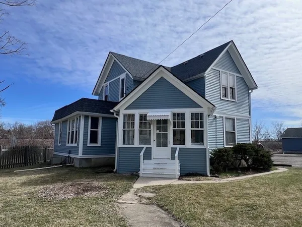 $1,395 | 317 Lake Avenue, Unit 2, Woodstock, IL 60098