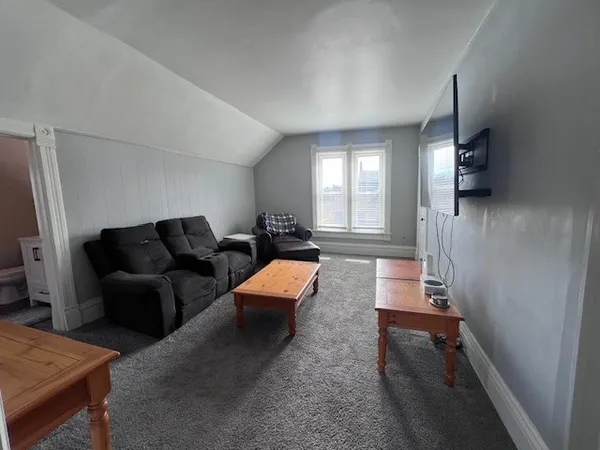 $1,395 | 317 Lake Avenue, Unit 2, Woodstock, IL 60098