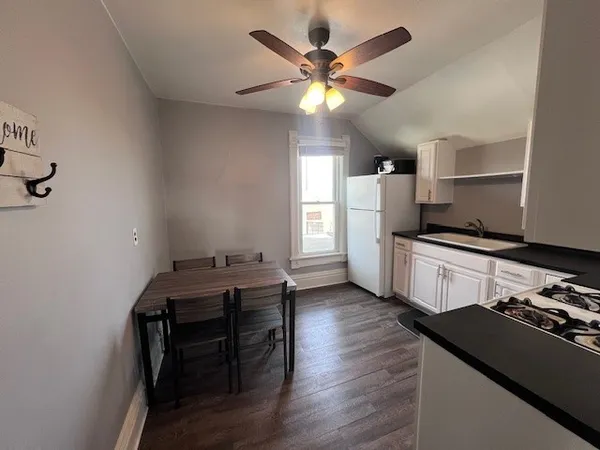 $1,395 | 317 Lake Avenue, Unit 2, Woodstock, IL 60098