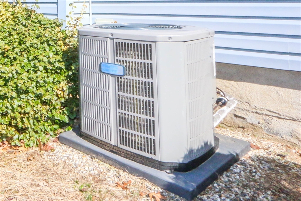 185 East Street Springfield, MA 01104 - Photo 25 of 26 a view of a porch