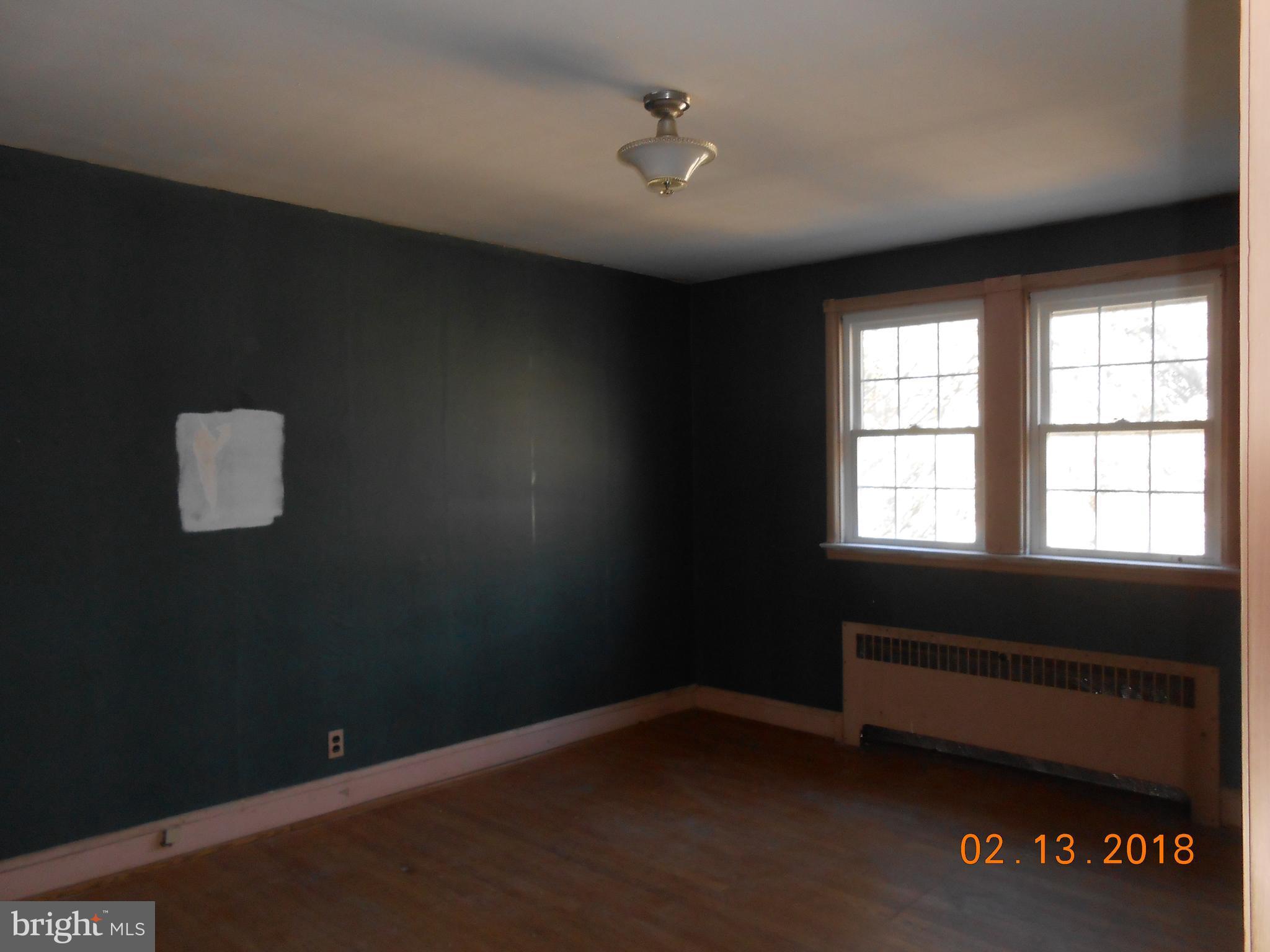 411 Dumbarton Road Baltimore, MD 21212 - Photo 16 of 25 a workspace with a window
