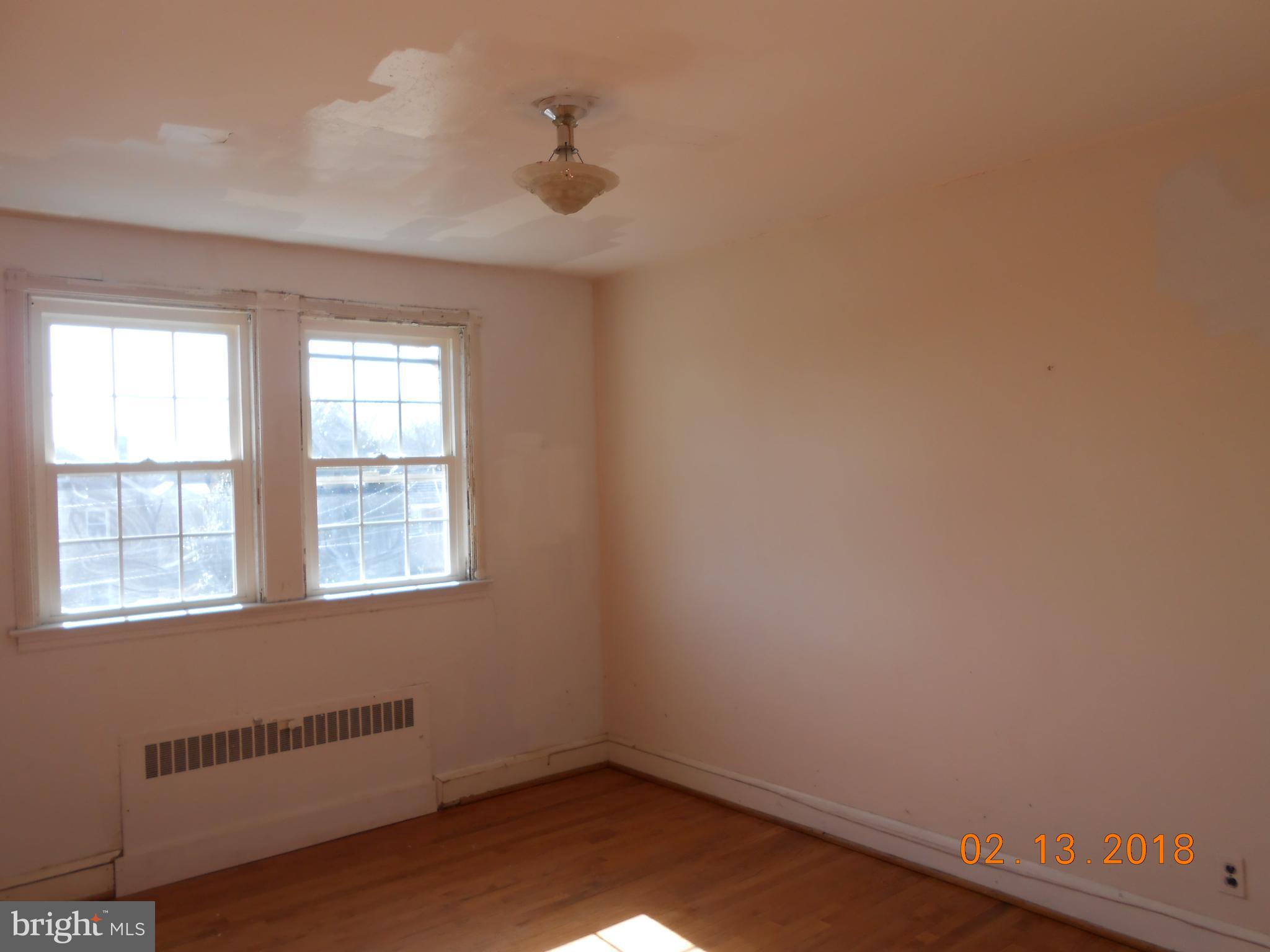 411 Dumbarton Road Baltimore, MD 21212 - Photo 18 of 25 an empty room with a window