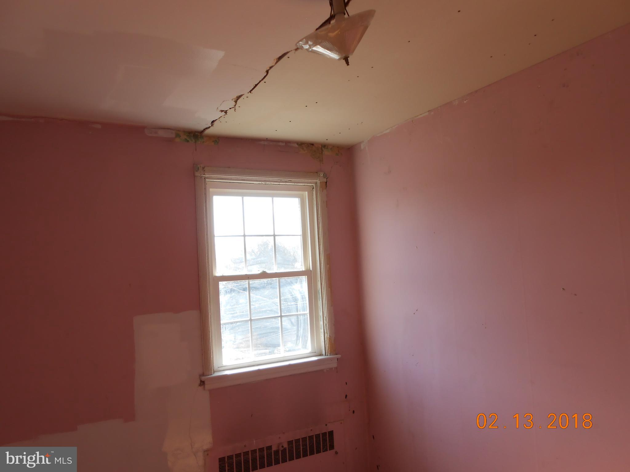 411 Dumbarton Road Baltimore, MD 21212 - Photo 21 of 25 an empty room with a window