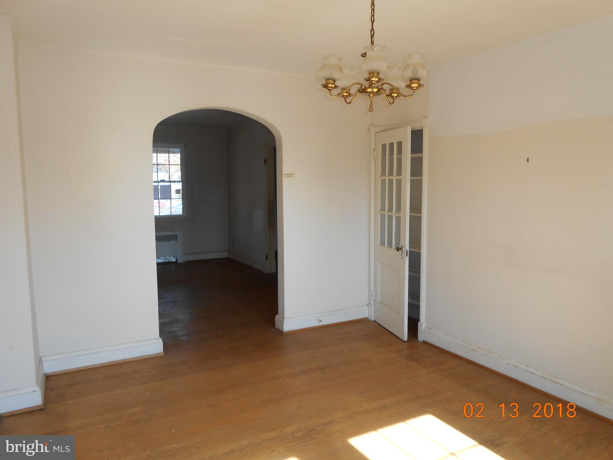411 Dumbarton Road Baltimore, MD 21212 - Photo 6 of 25 an empty room with windows