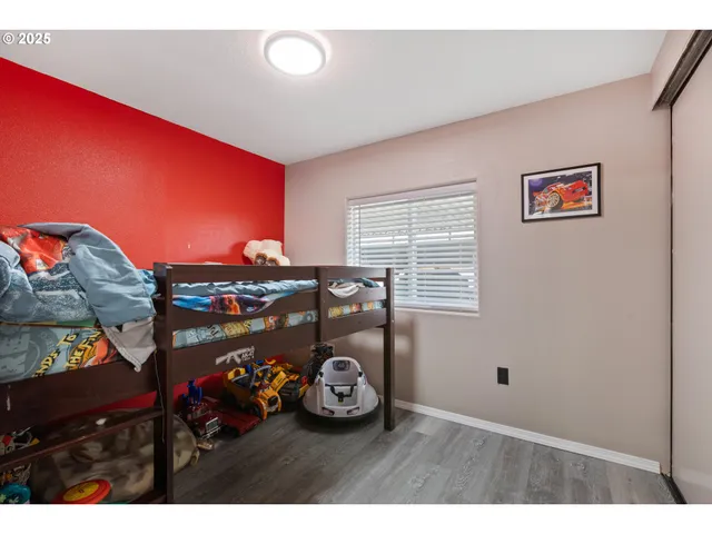 a view of a livingroom with furniture