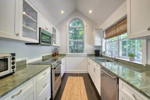 45 Wooded Oak Lane, East Hampton, NY 11937