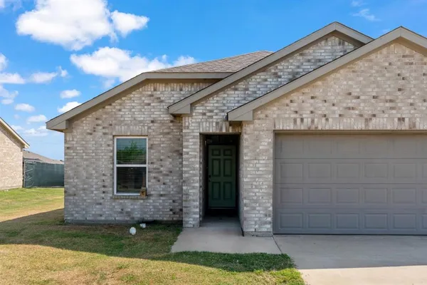 $1,575 | 2417 Abigail Lane, Mabank, TX 75147