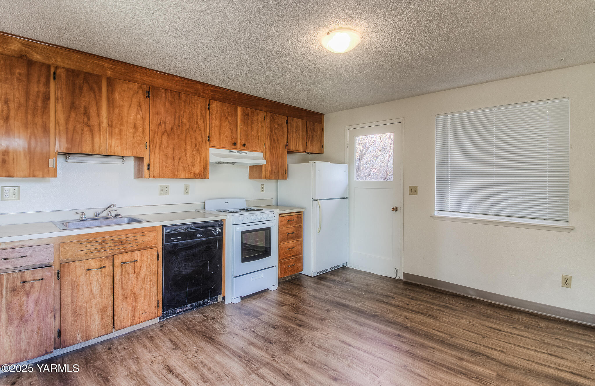 104 Moxee Avenue Naches, WA 98937 - Photo 4 of 22 a kitchen with a stove a sink and a refrigerator