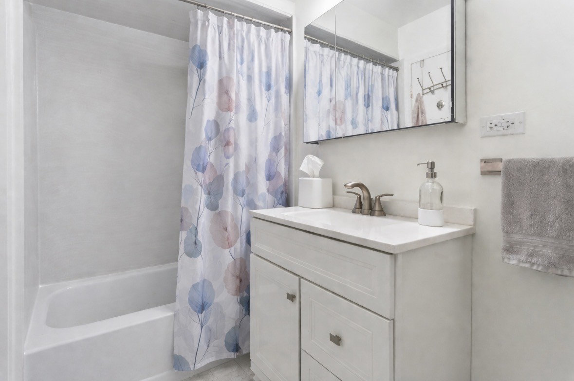 6325 North Sheridan Road, Unit 1906 Chicago, IL 60660 - Photo 12 of 28