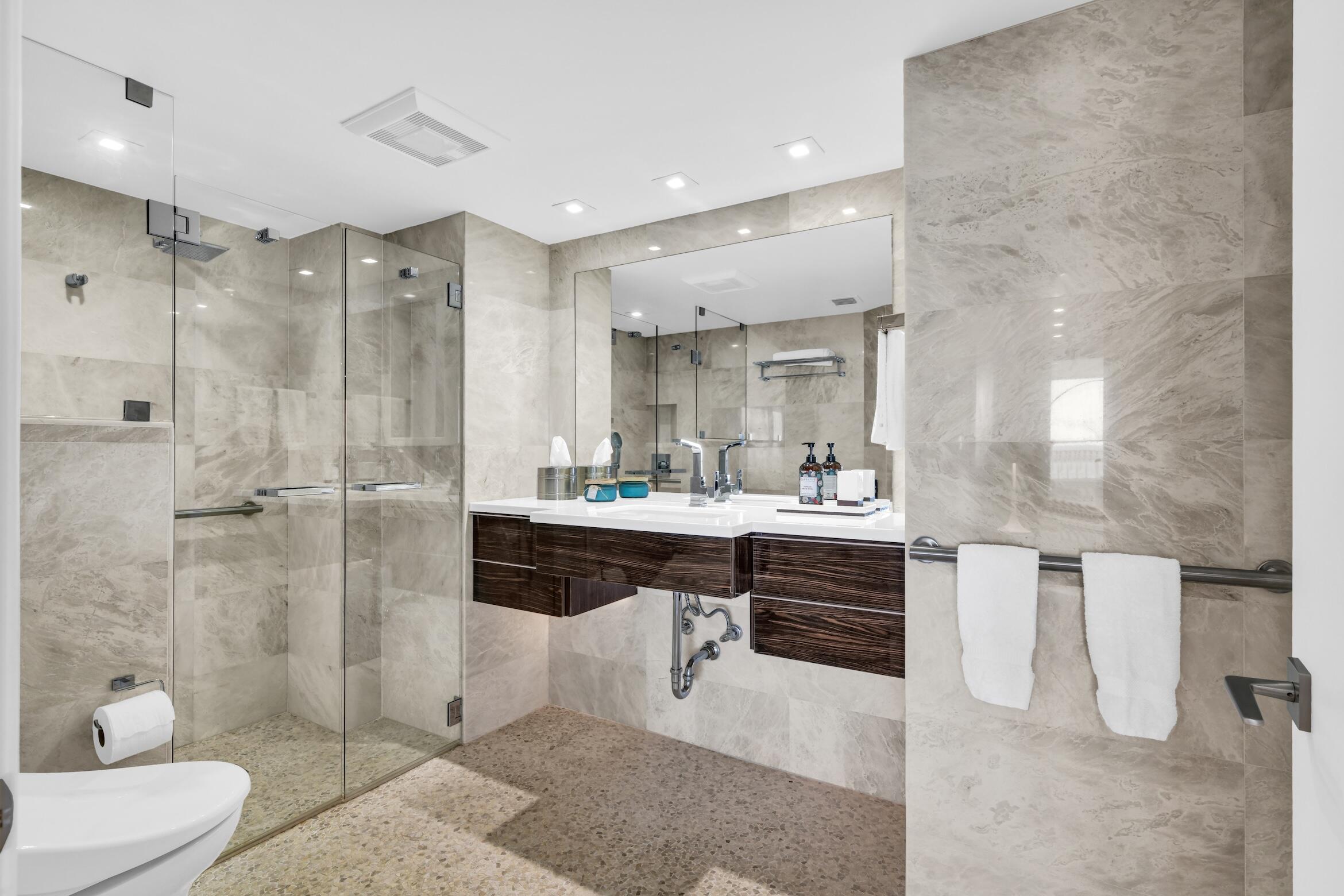 500 South Ocean Boulevard, Unit 1905 Boca Raton, FL 33432 - Photo 31 of 73 Guest Bathroom